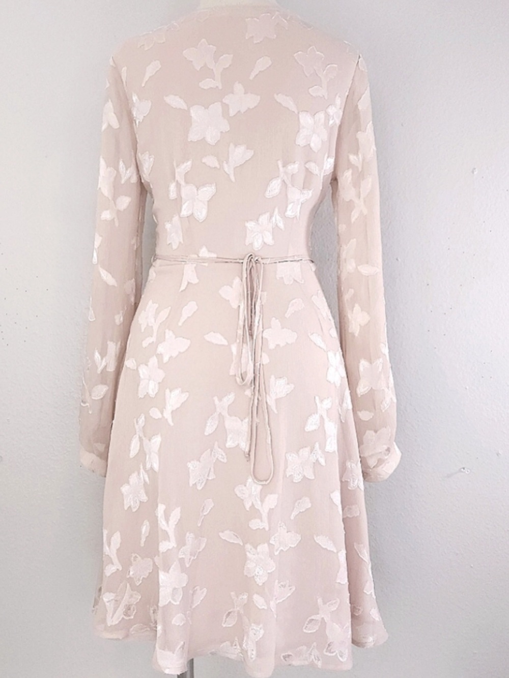 Astr Women's Blush Floral Wrap Mini Dress Size M - Picture 7 of 12